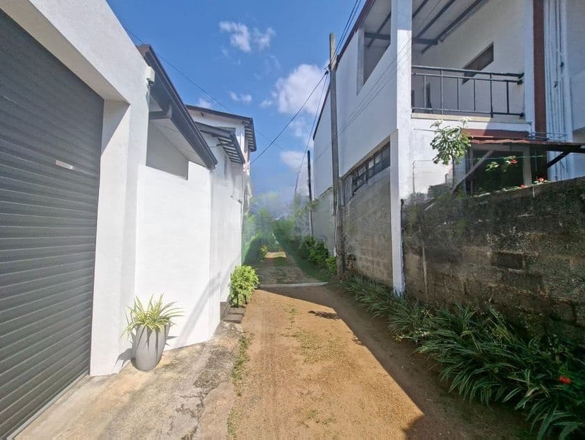 04 B/r Upstairs House Moratuwa