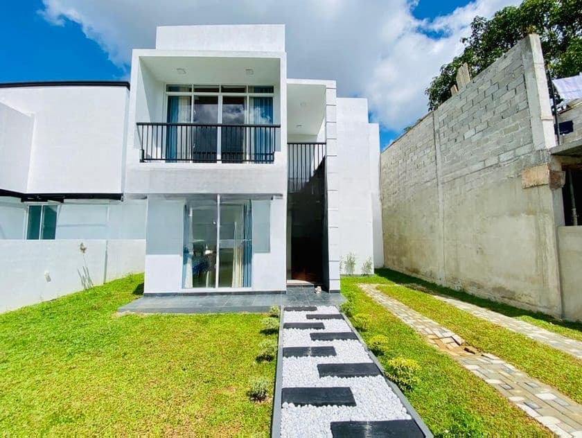 අතුරුගිරියෙන් අලුත්ම දෙමහල් නිවසක් විකිණීමට
