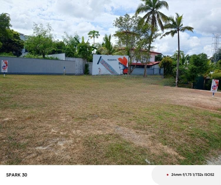 රාජගිරිය හල්ගහදේණිය පාරෙන් බිම් කොටස් විකිණීමට