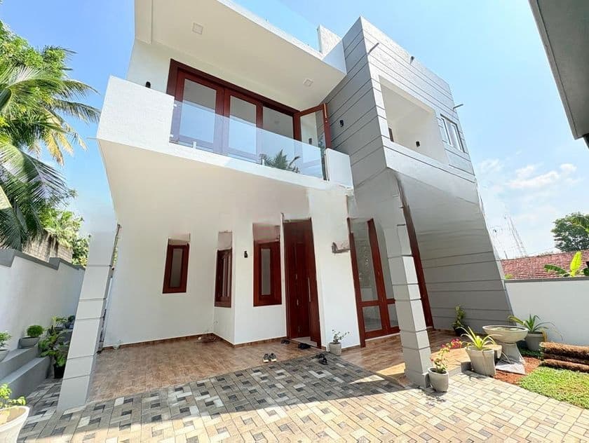 Modern Luxury House for Sale in Athurugiriya Stunning 4 Bedroom