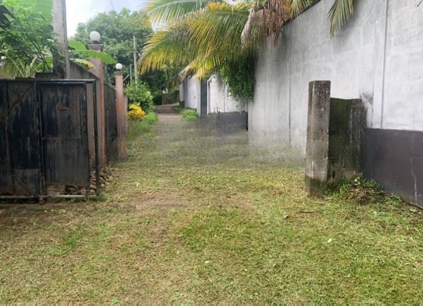 Land with Small Unit for Sale – Kadawatha