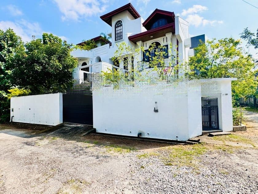 6 Bedroom Modern House with Rooftop for Sale – Battaramulla