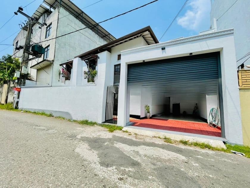 Elegant 2-Storey Family Home in Prime Gallage Mawatha