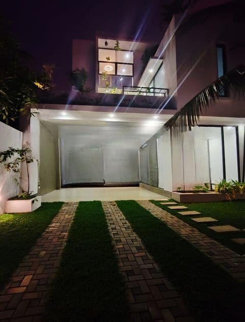 super luxury 3story Brand new house smak juntion kadawata