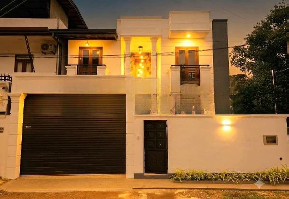 බොරලැස්ගමුව හංදියට සමීපව කුඹුරකට මායිම් අලුත්ම තෙමහල් නිවස විකිණීමට