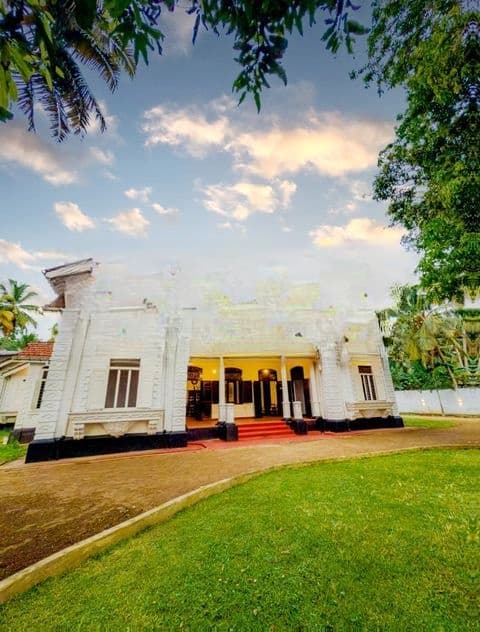 Hotel for Sale in Hikkaduwa (walawwa )