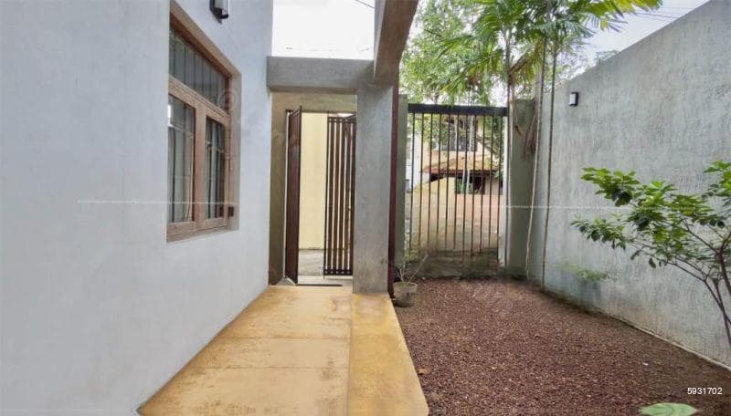 House for sale in Thalawathugoda
