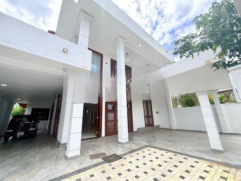 Luxury 3-Storey House for Sale – Akuregoda