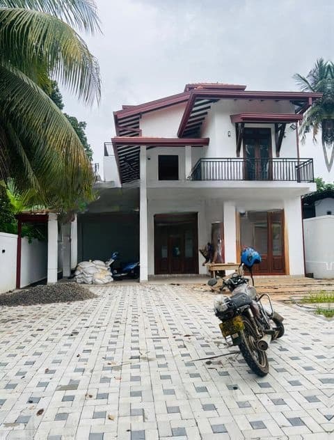 Spacious Modern House for Sale on Galwarusa Road, Athurugiriya