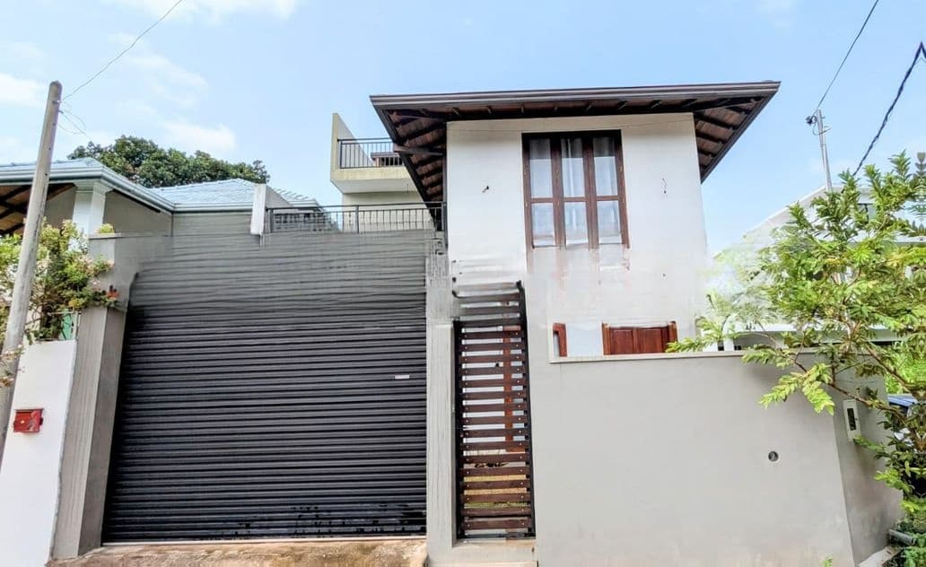 Modern 5BR House with Rooftop Garden – Kesbewa