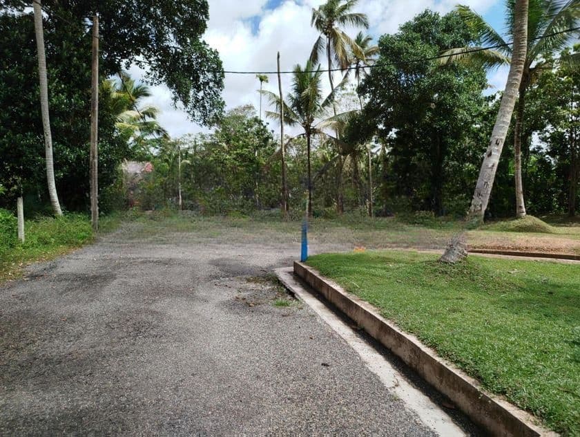 අතුරුගිරිය බොරලුගොඩ පාරෙන් බිම් කොටසක් විකිණීමට
