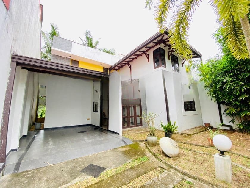 10.9 Perches Beautiful 2-Storey Home for Sale –Athurugiriya