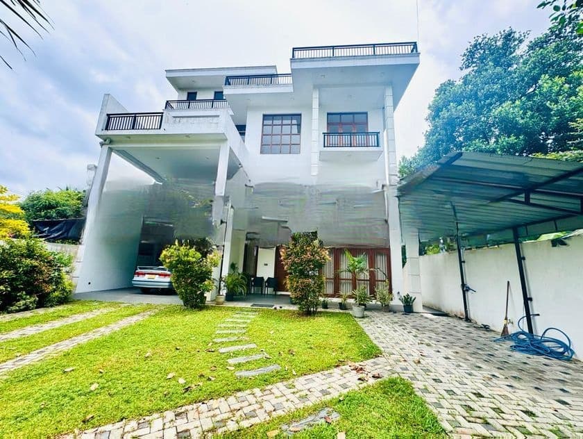 Home with Large Garden and Rooftop – Thalawathugoda