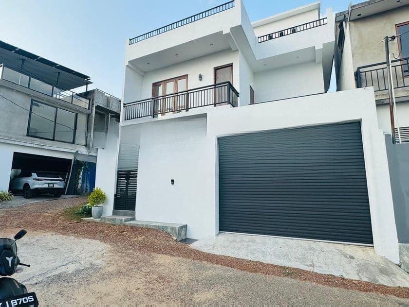 අලුතින් ඉදි වු නිවසක් විකිණීමට Piliyandala Town