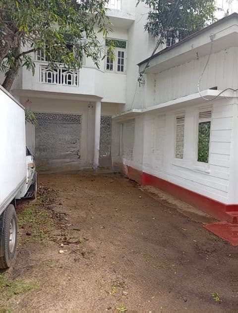 Mount Lavinia Piriwena Road (18 Perches)Two Houses Available For sale