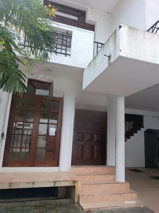 Commercial house/multi purpose/main road/for rent in Colombo -04.