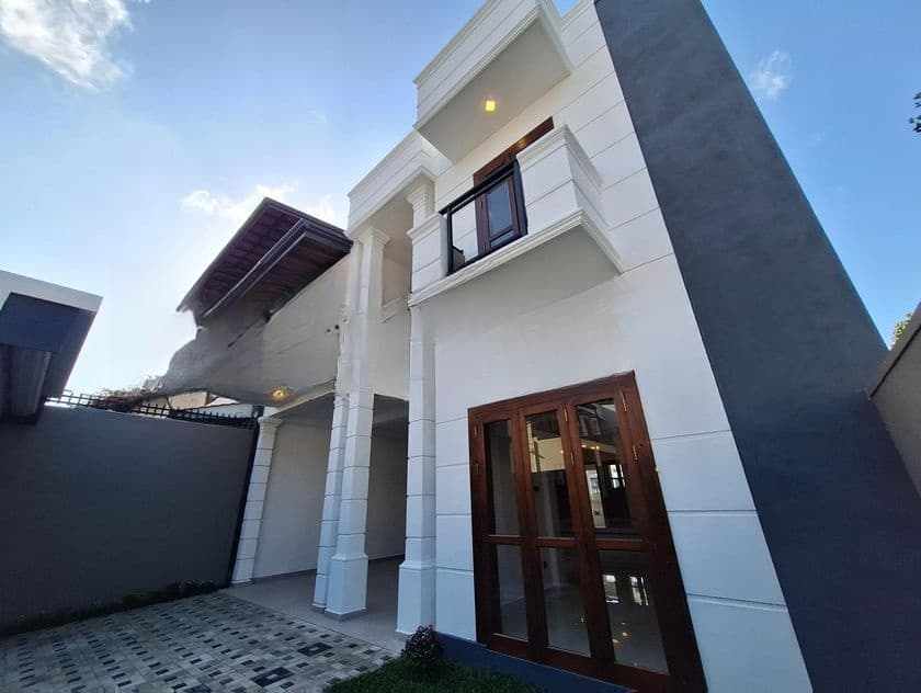Boralesgamuwa Luxury House for Sale