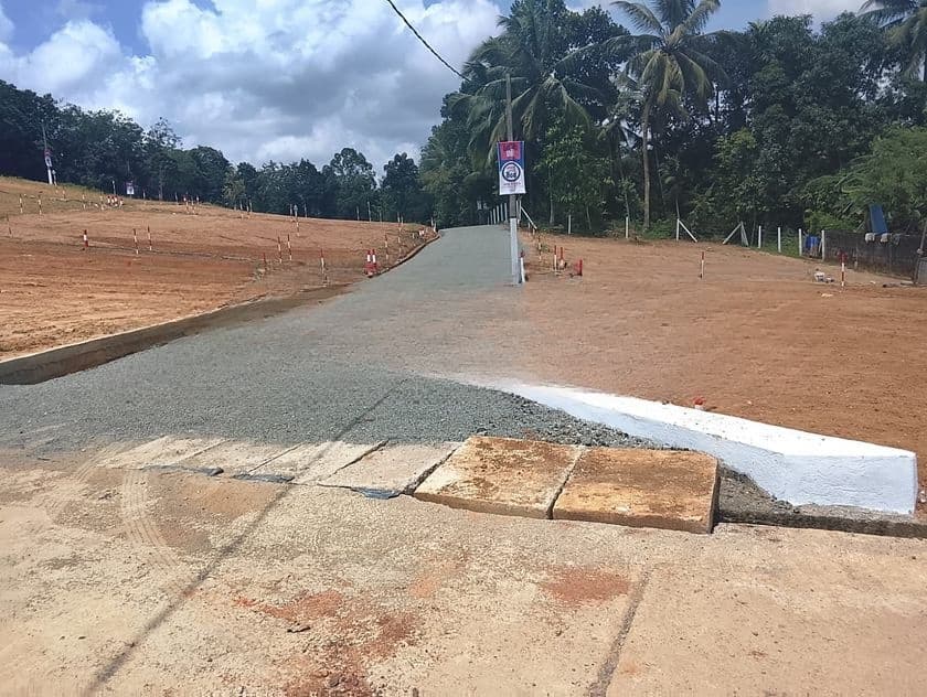 මීපේ නගරයේ ඉංගිරිය (124) ප්රධාන බස් පාරට මුහුණලා