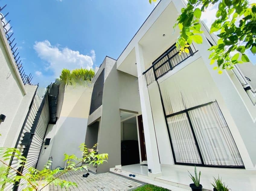 Luxury Modern Home for Sale in Athurugiriya – Near Millennium City