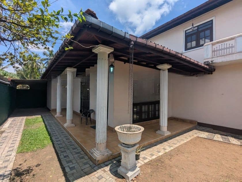 වැලිවේරිය නගර මධ්යයෙන් ව්යාපාරික වටිනාකමක් සහිත දෙමහල් නිවසක්