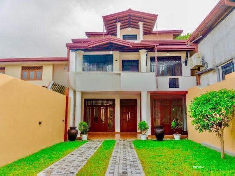 (SE1556)🏡 Luxury Three-Story House for Sale – Boralesgamuwa ✨ (Facing 120 Main Road – Horana to Colombo)
