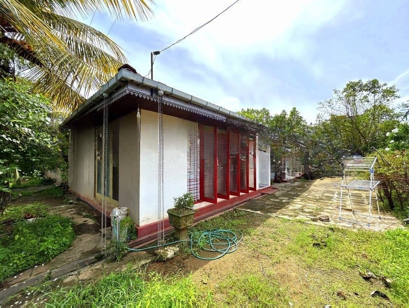 House in Good Condition for Sale – 200 m to Boralesgamuwa