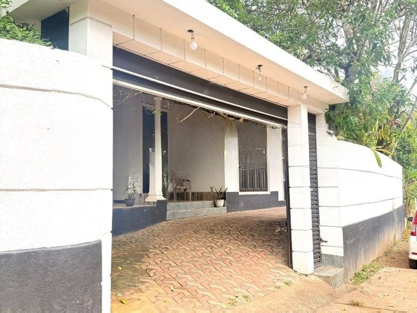 ප්රධාන බස් මාර්ගයන්ට 700m දුරින් වටිනා දෙමහල් නිවසක්