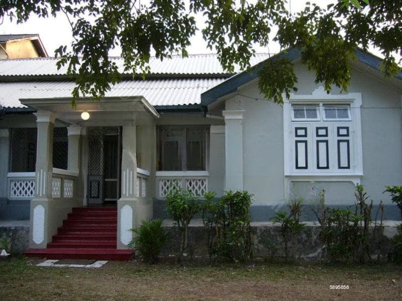 Nugegoda Railway avenue, Colonial Bungalow on 30 Perches of land for Sale