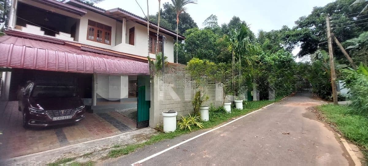 Family House for Sale on Bakmeegaha Road, Athurugiriya – 10 Perches