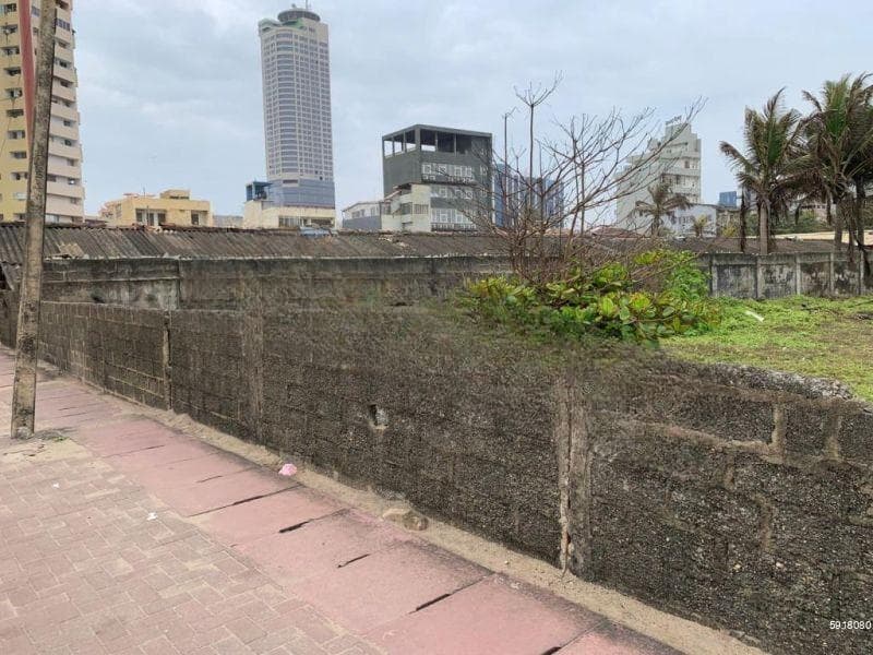 Land for sale Facing Marine Drive, Colombo 4