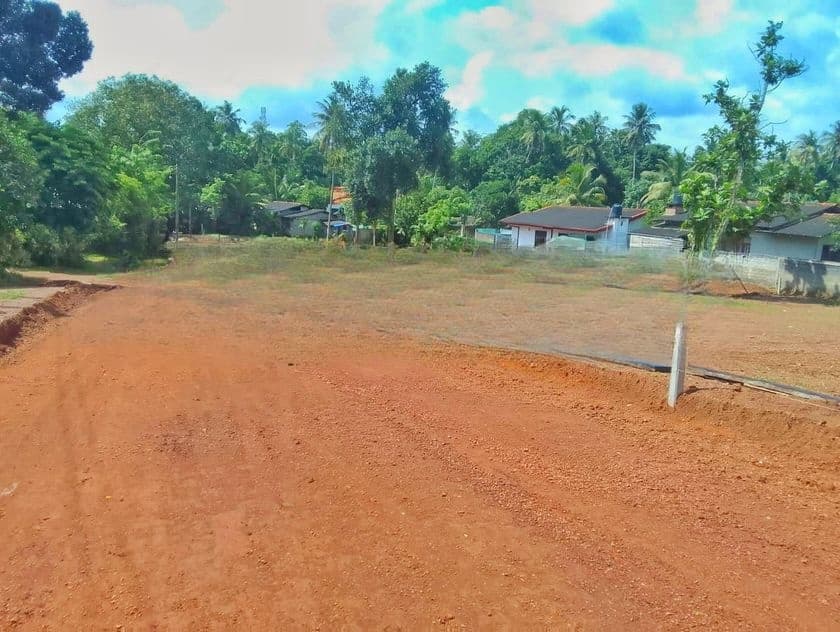 Gampaha උඩුගම්පල නගරයෙන් වටිනා බිම් කොටස් කිහිපයක්