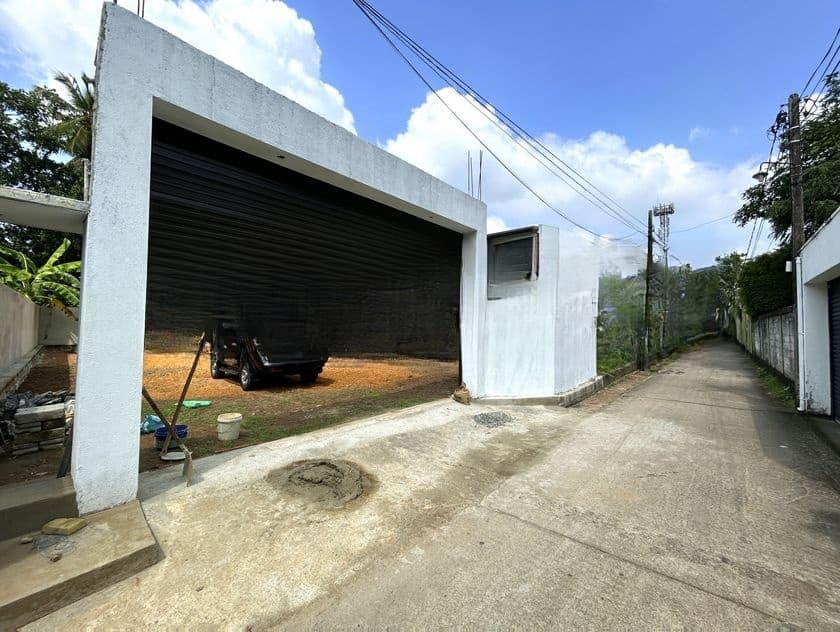 Land in Werahara Boralesgamuwa - Parapet Walls Roller Gate