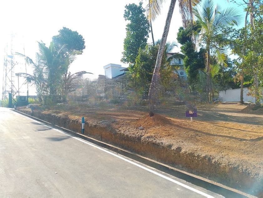 Lands in Facing Galle Baddegama Road