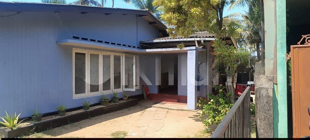 මොරටුව ලුනාවෙන් ඉඩමෙ වටිනාකමට නිවස විකිනීමට ඇත