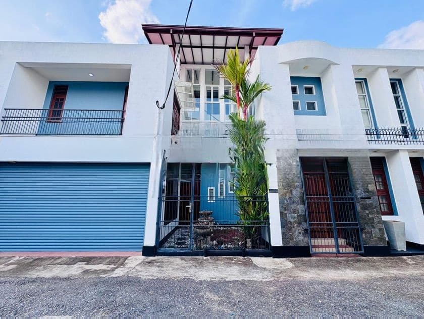 Spacious Family Home with Dual Living Units for Sale in Papiliyana