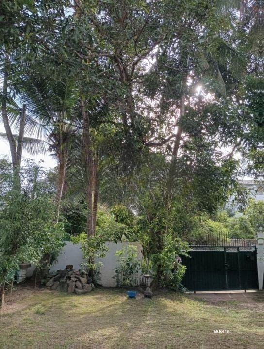 Boralesgamuwa, Lake Road - 7.5 Perches Land with an Old House to Sale