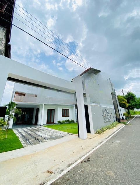New Luxury House for Sale – Athurugiriya
