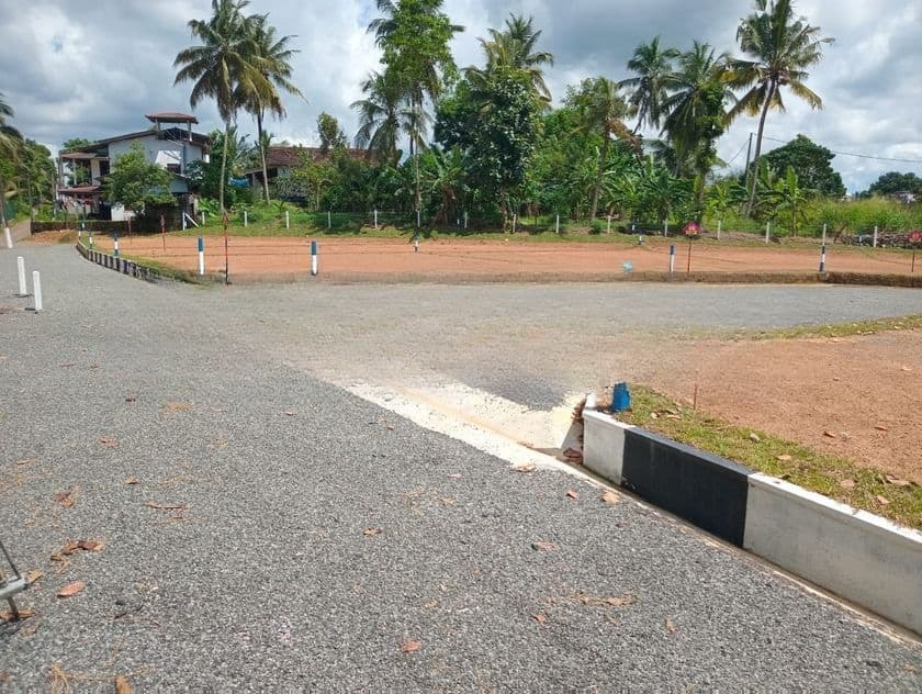 Land for sale at Kahathuduwa - 150m to 120 bus route