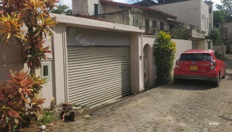 3 Bed 2 Bathrooms Single Storeyed Old House 15 Perches - 45 Mn.