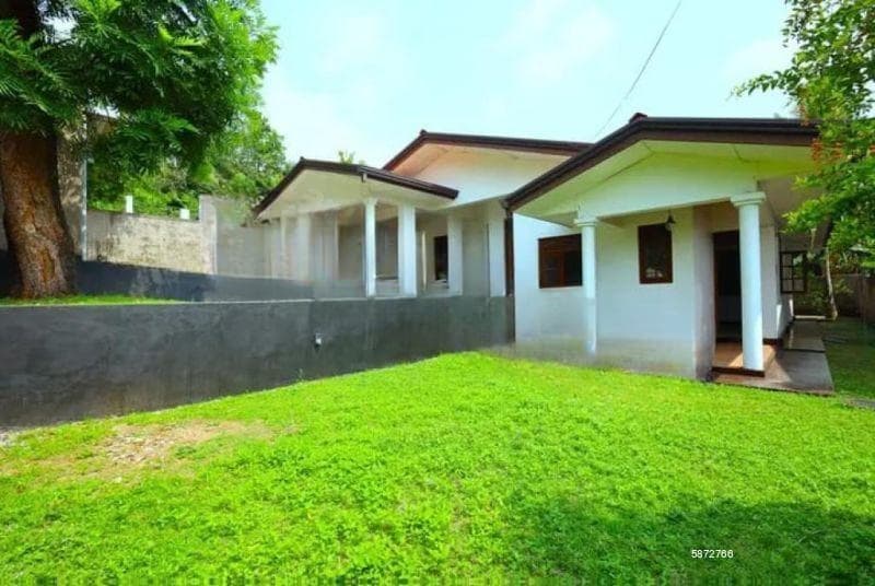 Spacious 3-Bedroom House for Sale in Athurugiriya – Prime Location*