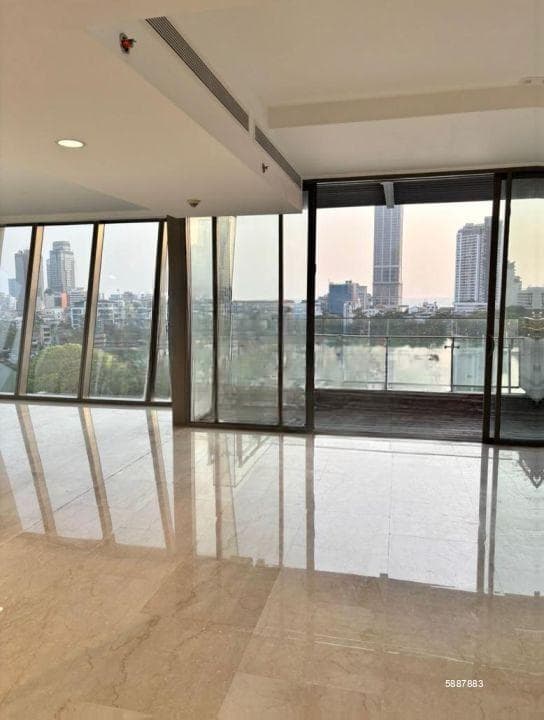This apartment offers spectacular views of the lake and the Indian Ocean.