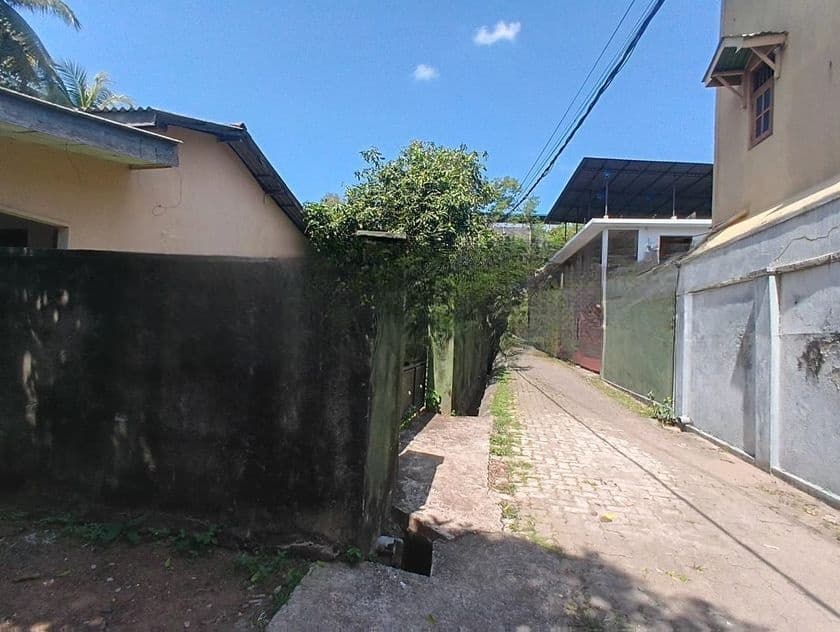 katubedda university close house sale for land value .
