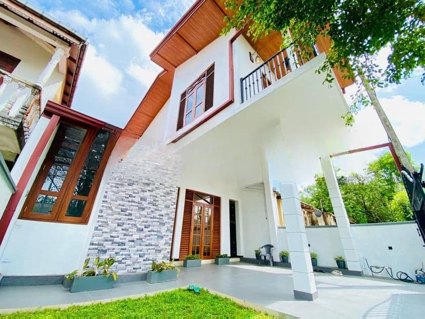 Home for Sale in Athurugiriya – Millennium City Heartland