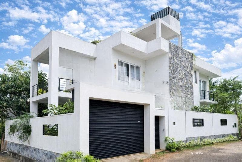 Prime Location Two Storied Luxury House for Sale in Pasyala, Nittambuwa.