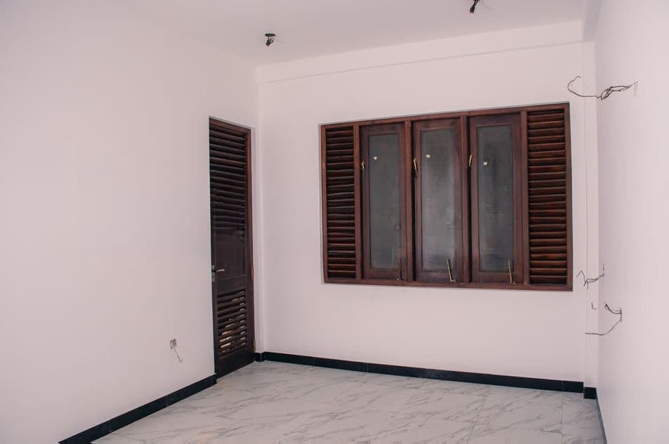අලුත්ම නිවසක් නුවරට ඇවිදයන දුරින් විකිණීමට