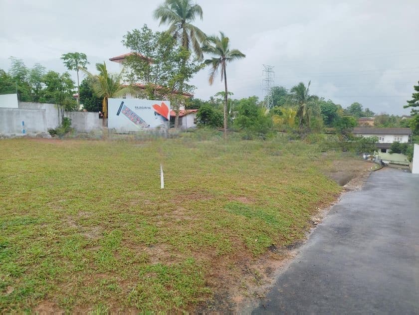 රාජගිරිය හල්ගහදේණිය පාරෙන් බිම් කොටස් විකිණීමට