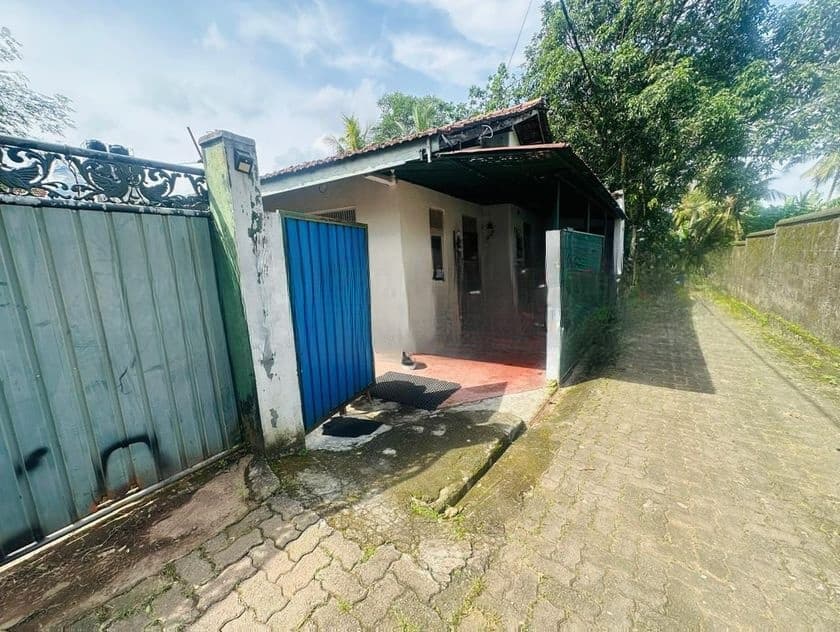 ( YS-1079)Valuable Residential Bare Land With House Sale in Kottawa