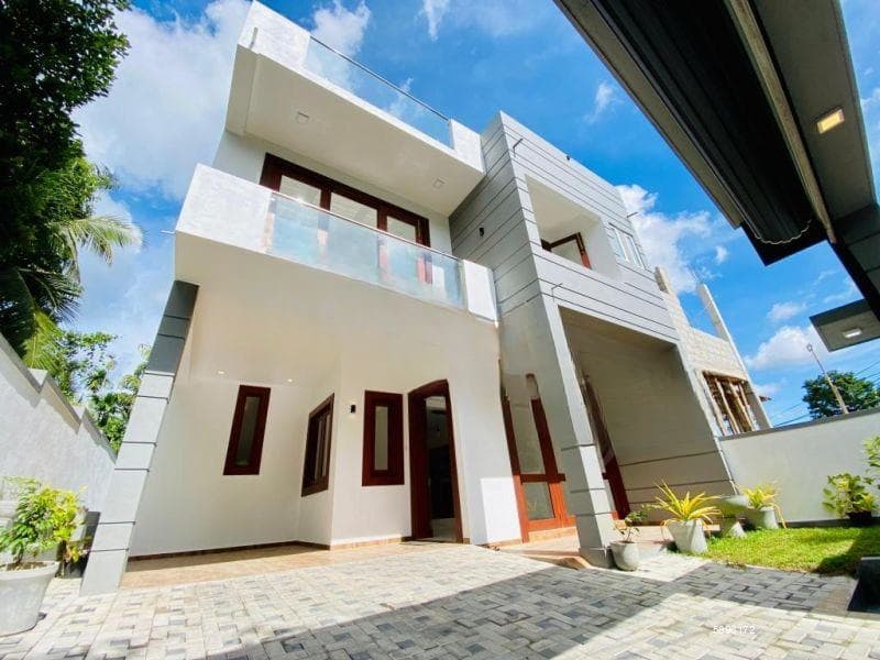 Luxury 4-Bedroom Modern Home Athurugiriya