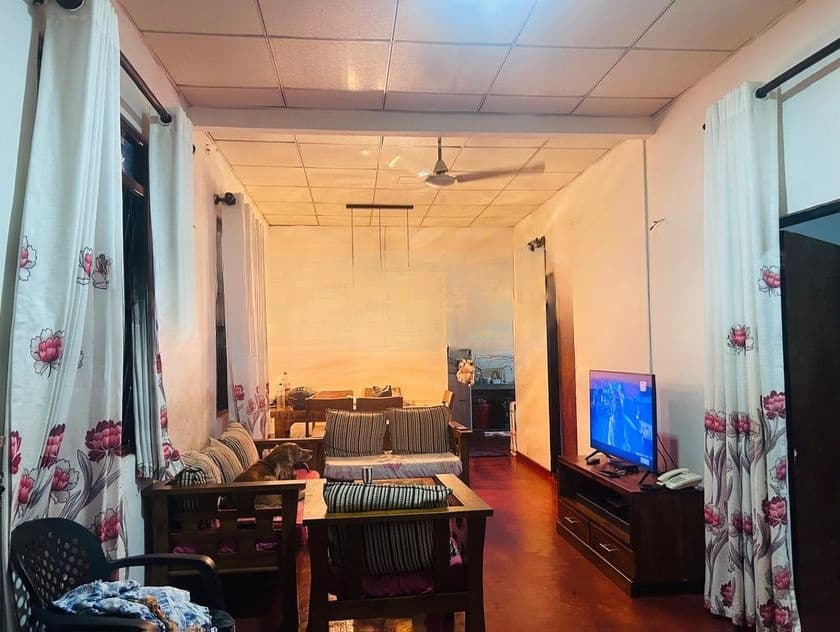 පිලියන්දල මාකන්දන බස් පාරට සමීපව නිවසක් විකිණීමට .