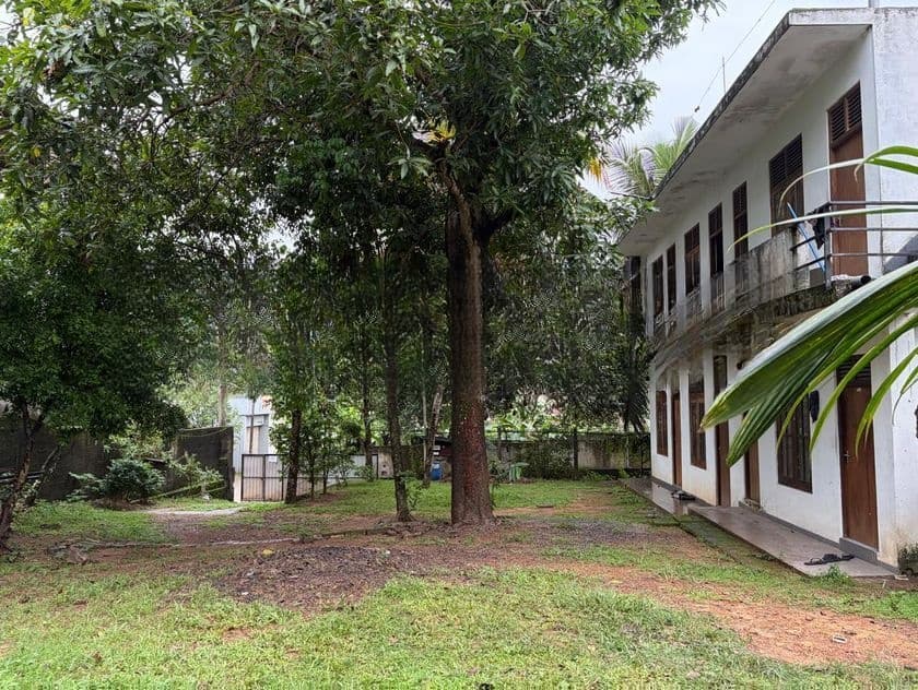 Land with 6-Room House for Sale in Malabe (LA4714)